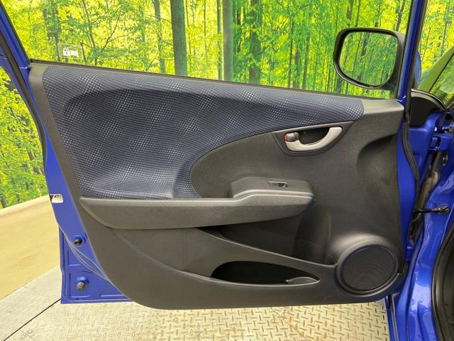 フィット Gスマートセレクション 4WD 楽ナビ バックカメラ 寒冷地仕様 禁煙車 スマートキー HIDヘッド ビルトインETC オートライト CD/DVD再生 シートリフター 電動格納ミラー 15インチAW プライバシーガラス(36枚目)