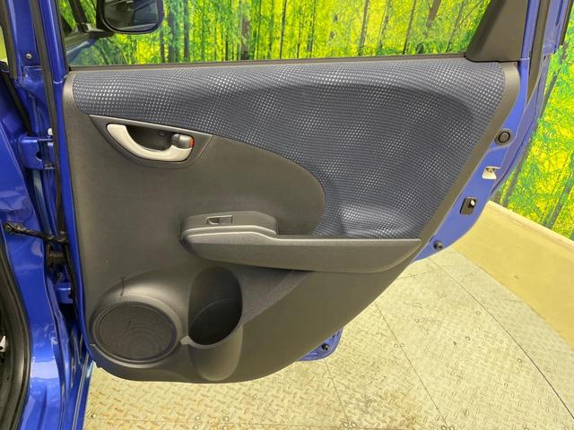 フィット Gスマートセレクション 4WD 楽ナビ バックカメラ 寒冷地仕様 禁煙車 スマートキー HIDヘッド ビルトインETC オートライト CD/DVD再生 シートリフター 電動格納ミラー 15インチAW プライバシーガラス(37枚目)