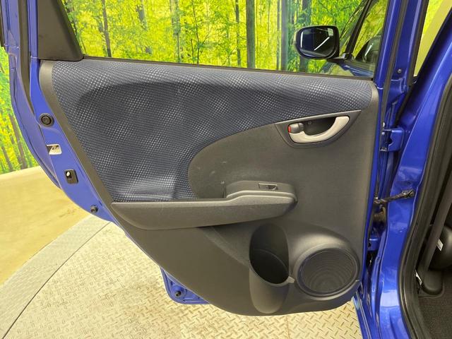 フィット Gスマートセレクション 4WD 楽ナビ バックカメラ 寒冷地仕様 禁煙車 スマートキー HIDヘッド ビルトインETC オートライト CD/DVD再生 シートリフター 電動格納ミラー 15インチAW プライバシーガラス(38枚目)