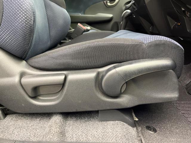 フィット Gスマートセレクション 4WD 楽ナビ バックカメラ 寒冷地仕様 禁煙車 スマートキー HIDヘッド ビルトインETC オートライト CD/DVD再生 シートリフター 電動格納ミラー 15インチAW プライバシーガラス(39枚目)