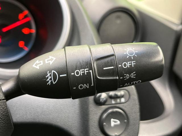 フィット Gスマートセレクション 4WD 楽ナビ バックカメラ 寒冷地仕様 禁煙車 スマートキー HIDヘッド ビルトインETC オートライト CD/DVD再生 シートリフター 電動格納ミラー 15インチAW プライバシーガラス(51枚目)