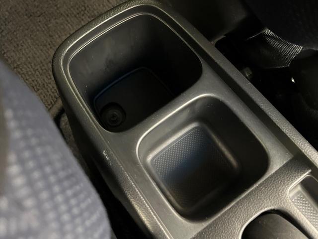 フィット Gスマートセレクション 4WD 楽ナビ バックカメラ 寒冷地仕様 禁煙車 スマートキー HIDヘッド ビルトインETC オートライト CD/DVD再生 シートリフター 電動格納ミラー 15インチAW プライバシーガラス(62枚目)