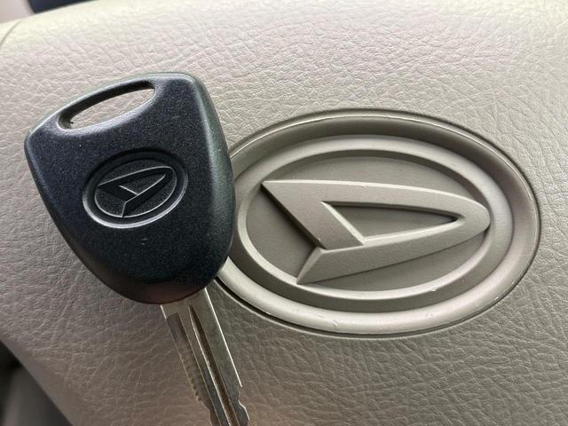 ミラ Ｘスペシャル　ＭＴ車　ＣＤ　オーディオ　衝突安全ボディ　キーレス　フォグライト　盗難防止システム（6枚目）