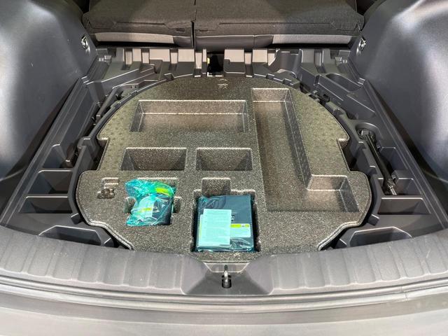 カローラクロス ハイブリッド　Ｚ　４ＷＤ　パノラマルーフ　寒冷地仕様　純正１０．５型ナビ　全周囲カメラ　トヨタチームメイト　ディスプレイオーディオ＋　レーダークルーズ　禁煙車　電動リアゲート　パワーシート　ドラレコ　コーナーセンサー（51枚目）