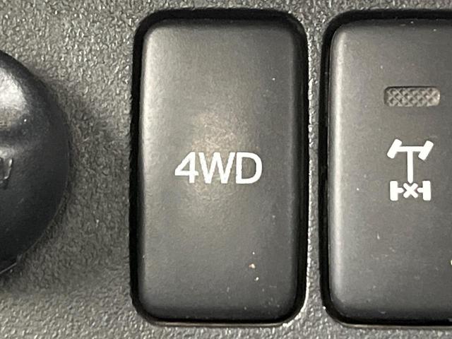 ハイゼットトラック エクストラSAIIIt 4WD MT車 スマートアシスト オーディオ 禁煙車 LEDヘッド LEDフォグ キーレスキー プライバシーガラス 荷台ステップ 12インチホイール バニティミラー 盗難防止システム(3枚目)