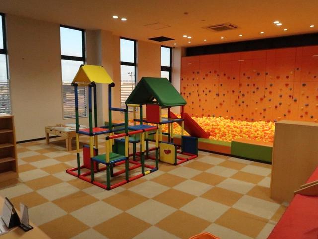 大きなキッズスペースも完備！小さなお子様連れでも、ゆっくりとお車探しをお楽しみいただけます。