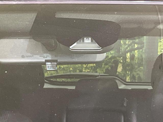 【エマージェンシーブレーキ】走行中に前方の車両等を認識し、衝突しそうな時は警報とブレーキで衝突回避と被害軽減をアシスト。より安全にドライブをお楽しみいただけます。