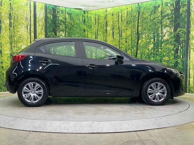 デミオ １３Ｃ　純正ナビ　衝突被害軽減システム　ブラインドスポットモニター　禁煙車　コーナーセンサー　スマートキー　ＥＴＣ　車線逸脱警報　オートライト　Ｂｌｕｅｔｏｏｔｈ　シートリフター　電動格納ドアミラー（21枚目）