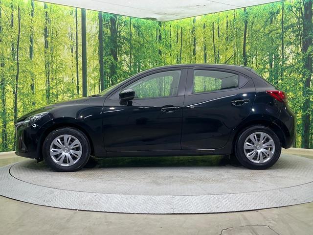 デミオ １３Ｃ　純正ナビ　衝突被害軽減システム　ブラインドスポットモニター　禁煙車　コーナーセンサー　スマートキー　ＥＴＣ　車線逸脱警報　オートライト　Ｂｌｕｅｔｏｏｔｈ　シートリフター　電動格納ドアミラー（23枚目）