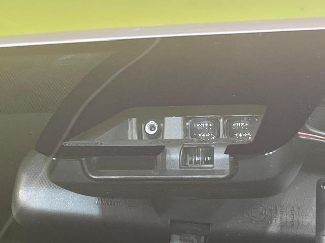 ヴォクシー Ｖ　４ＷＤ　両側電動ドア　フリップダウンモニター　純正９型ナビ　バックカメラ　衝突被害軽減システム　シートヒーター　禁煙車　前後ドラレコ　ＥＴＣ２．０　クルコン　純正１５インチＡＷ　フルセグ（4枚目）