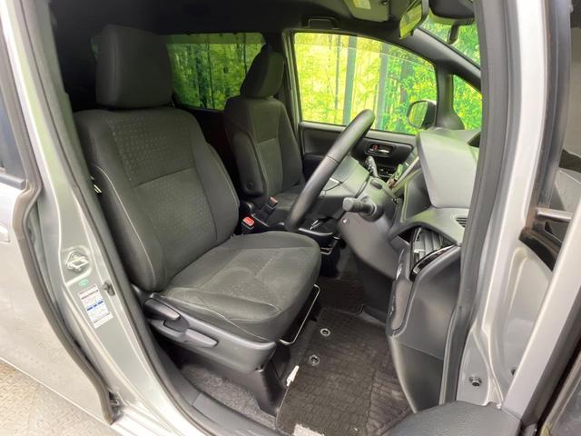 ヴォクシー Ｖ　４ＷＤ　両側電動ドア　フリップダウンモニター　純正９型ナビ　バックカメラ　衝突被害軽減システム　シートヒーター　禁煙車　前後ドラレコ　ＥＴＣ２．０　クルコン　純正１５インチＡＷ　フルセグ（9枚目）