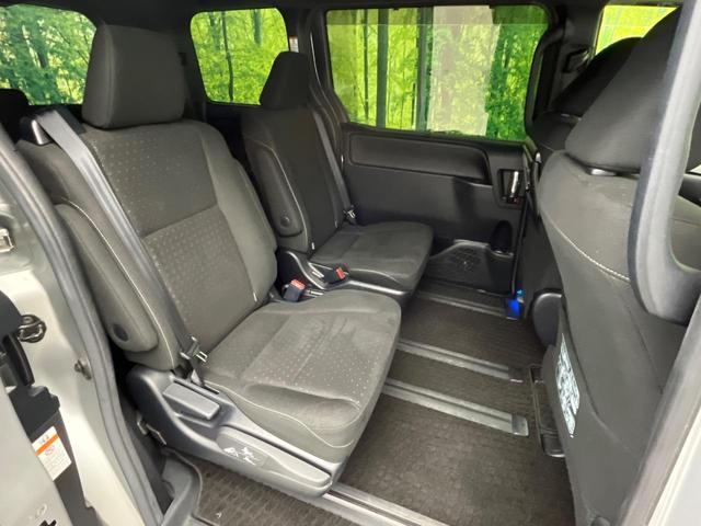 ヴォクシー Ｖ　４ＷＤ　両側電動ドア　フリップダウンモニター　純正９型ナビ　バックカメラ　衝突被害軽減システム　シートヒーター　禁煙車　前後ドラレコ　ＥＴＣ２．０　クルコン　純正１５インチＡＷ　フルセグ（10枚目）