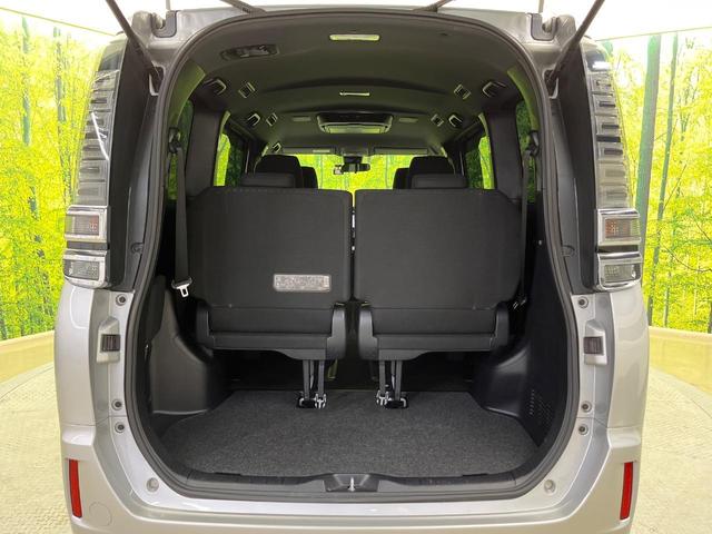 ヴォクシー Ｖ　４ＷＤ　両側電動ドア　フリップダウンモニター　純正９型ナビ　バックカメラ　衝突被害軽減システム　シートヒーター　禁煙車　前後ドラレコ　ＥＴＣ２．０　クルコン　純正１５インチＡＷ　フルセグ（12枚目）