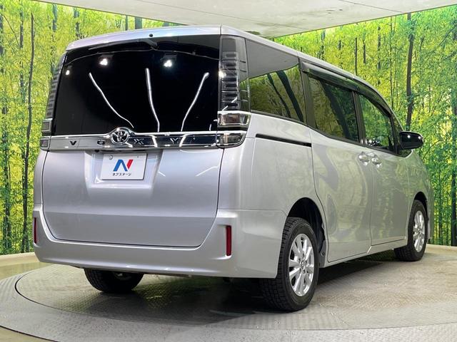 ヴォクシー Ｖ　４ＷＤ　両側電動ドア　フリップダウンモニター　純正９型ナビ　バックカメラ　衝突被害軽減システム　シートヒーター　禁煙車　前後ドラレコ　ＥＴＣ２．０　クルコン　純正１５インチＡＷ　フルセグ（17枚目）