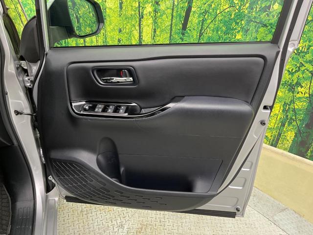 ヴォクシー Ｖ　４ＷＤ　両側電動ドア　フリップダウンモニター　純正９型ナビ　バックカメラ　衝突被害軽減システム　シートヒーター　禁煙車　前後ドラレコ　ＥＴＣ２．０　クルコン　純正１５インチＡＷ　フルセグ（44枚目）