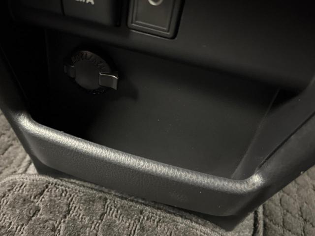 ヴォクシー Ｖ　４ＷＤ　両側電動ドア　フリップダウンモニター　純正９型ナビ　バックカメラ　衝突被害軽減システム　シートヒーター　禁煙車　前後ドラレコ　ＥＴＣ２．０　クルコン　純正１５インチＡＷ　フルセグ（69枚目）