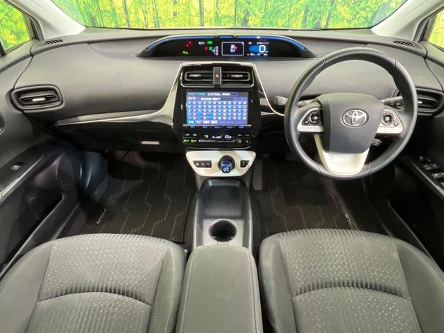 プリウス Ｓセーフティプラス　純正９型ナビ　バックカメラ　衝突被害軽減　レーダークルーズ　ヘッドアップディスプレイ　パーキングアシスト　禁煙車　ドラレコ　コーナーセンサー　スマートキー　ＥＴＣ　ＬＥＤヘッド　純正１５インチＡＷ（2枚目）
