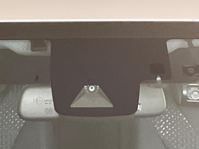 プリウス Ｓセーフティプラス　純正９型ナビ　バックカメラ　衝突被害軽減　レーダークルーズ　ヘッドアップディスプレイ　パーキングアシスト　禁煙車　ドラレコ　コーナーセンサー　スマートキー　ＥＴＣ　ＬＥＤヘッド　純正１５インチＡＷ（3枚目）