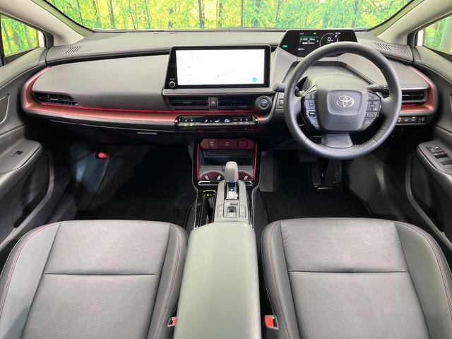 プリウス Ｚ　４ＷＤ　寒冷地仕様　純正１２．３型ディスプレイ　赤黒合皮シート　全周囲カメラ　トヨタチームメイト　１５００Ｗ電源　デジタルインナーミラー　禁煙車　電動リアゲート　シートエアコン　前後ドラレコ（2枚目）