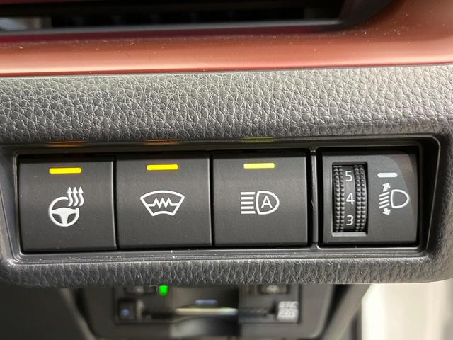 プリウス Ｚ　４ＷＤ　寒冷地仕様　純正１２．３型ディスプレイ　赤黒合皮シート　全周囲カメラ　トヨタチームメイト　１５００Ｗ電源　デジタルインナーミラー　禁煙車　電動リアゲート　シートエアコン　前後ドラレコ（3枚目）