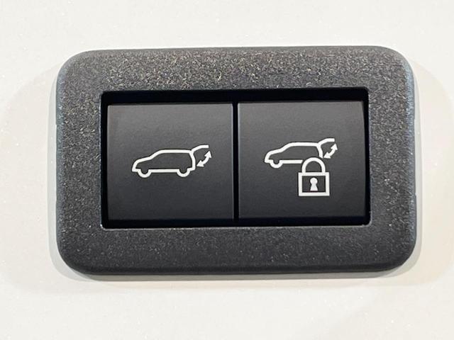 プリウス Ｚ　４ＷＤ　寒冷地仕様　純正１２．３型ディスプレイ　赤黒合皮シート　全周囲カメラ　トヨタチームメイト　１５００Ｗ電源　デジタルインナーミラー　禁煙車　電動リアゲート　シートエアコン　前後ドラレコ（7枚目）