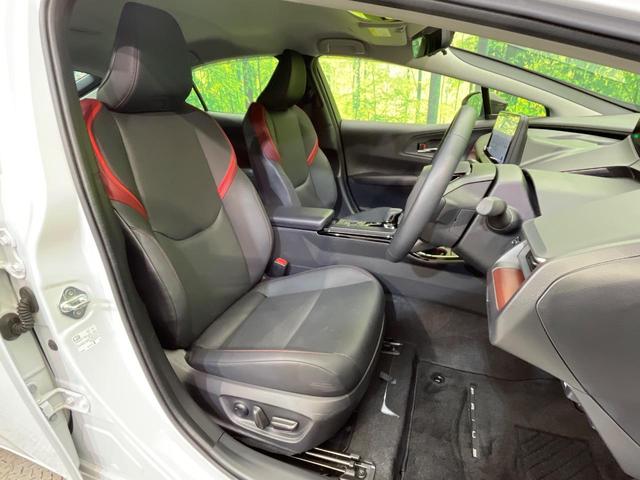 プリウス Ｚ　４ＷＤ　寒冷地仕様　純正１２．３型ディスプレイ　赤黒合皮シート　全周囲カメラ　トヨタチームメイト　１５００Ｗ電源　デジタルインナーミラー　禁煙車　電動リアゲート　シートエアコン　前後ドラレコ（10枚目）