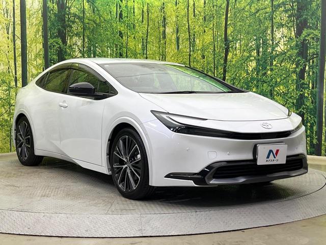 プリウス Ｚ　４ＷＤ　寒冷地仕様　純正１２．３型ディスプレイ　赤黒合皮シート　全周囲カメラ　トヨタチームメイト　１５００Ｗ電源　デジタルインナーミラー　禁煙車　電動リアゲート　シートエアコン　前後ドラレコ（17枚目）