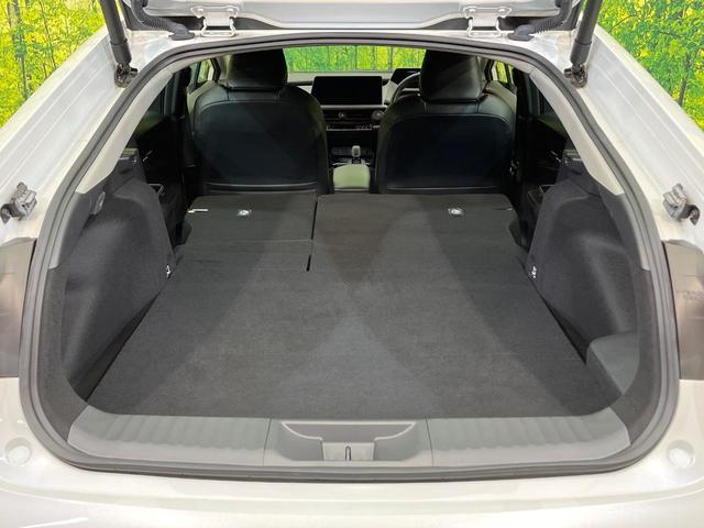 プリウス Ｚ　４ＷＤ　寒冷地仕様　純正１２．３型ディスプレイ　赤黒合皮シート　全周囲カメラ　トヨタチームメイト　１５００Ｗ電源　デジタルインナーミラー　禁煙車　電動リアゲート　シートエアコン　前後ドラレコ（36枚目）