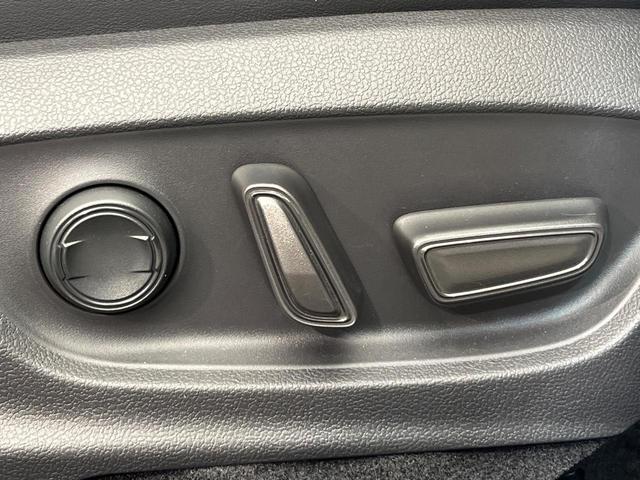 プリウス Ｚ　４ＷＤ　寒冷地仕様　純正１２．３型ディスプレイ　赤黒合皮シート　全周囲カメラ　トヨタチームメイト　１５００Ｗ電源　デジタルインナーミラー　禁煙車　電動リアゲート　シートエアコン　前後ドラレコ（41枚目）