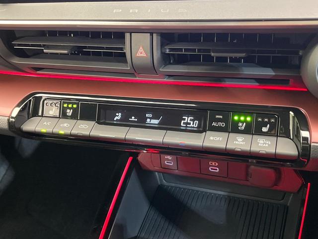プリウス Ｚ　４ＷＤ　寒冷地仕様　純正１２．３型ディスプレイ　赤黒合皮シート　全周囲カメラ　トヨタチームメイト　１５００Ｗ電源　デジタルインナーミラー　禁煙車　電動リアゲート　シートエアコン　前後ドラレコ（65枚目）