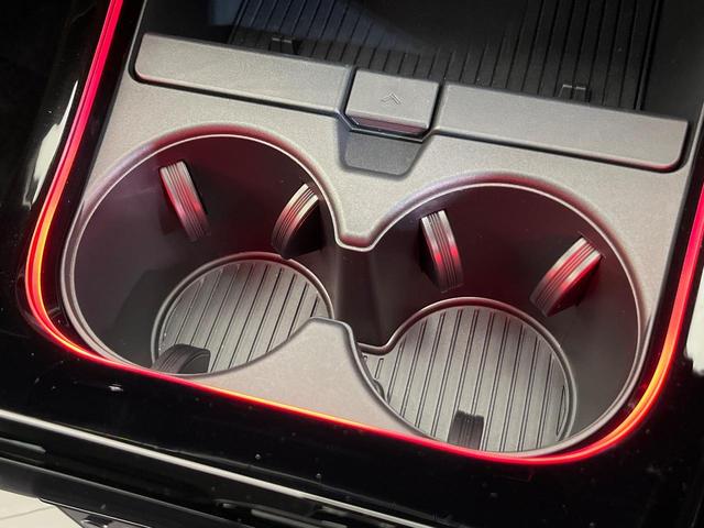 プリウス Ｚ　４ＷＤ　寒冷地仕様　純正１２．３型ディスプレイ　赤黒合皮シート　全周囲カメラ　トヨタチームメイト　１５００Ｗ電源　デジタルインナーミラー　禁煙車　電動リアゲート　シートエアコン　前後ドラレコ（68枚目）