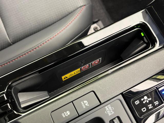 プリウス Ｚ　４ＷＤ　寒冷地仕様　純正１２．３型ディスプレイ　赤黒合皮シート　全周囲カメラ　トヨタチームメイト　１５００Ｗ電源　デジタルインナーミラー　禁煙車　電動リアゲート　シートエアコン　前後ドラレコ（69枚目）