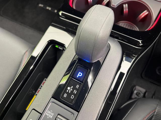 プリウス Ｚ　４ＷＤ　寒冷地仕様　純正１２．３型ディスプレイ　赤黒合皮シート　全周囲カメラ　トヨタチームメイト　１５００Ｗ電源　デジタルインナーミラー　禁煙車　電動リアゲート　シートエアコン　前後ドラレコ（70枚目）