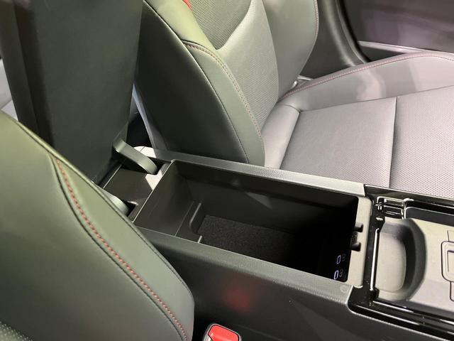 プリウス Ｚ　４ＷＤ　寒冷地仕様　純正１２．３型ディスプレイ　赤黒合皮シート　全周囲カメラ　トヨタチームメイト　１５００Ｗ電源　デジタルインナーミラー　禁煙車　電動リアゲート　シートエアコン　前後ドラレコ（73枚目）