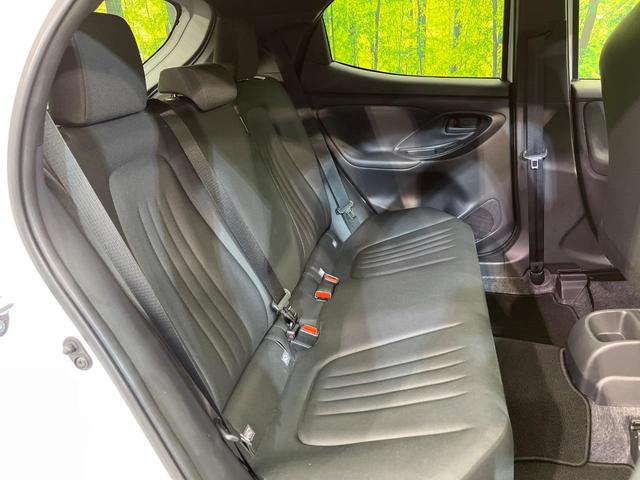 ヤリス Ｘ　４ＷＤ　寒冷地仕様　ＳＤナビ　バックカメラ　衝突被害軽減システム　レーダークルーズ　禁煙車　コーナーセンサー　スマートキー　ＥＴＣ　オートハイビーム　車線逸脱警報　フルセグ　Ｂｌｕｅｔｏｏｔｈ（10枚目）