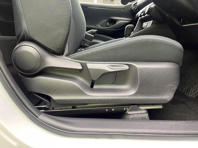 ヤリス Ｘ　４ＷＤ　寒冷地仕様　ＳＤナビ　バックカメラ　衝突被害軽減システム　レーダークルーズ　禁煙車　コーナーセンサー　スマートキー　ＥＴＣ　オートハイビーム　車線逸脱警報　フルセグ　Ｂｌｕｅｔｏｏｔｈ（45枚目）