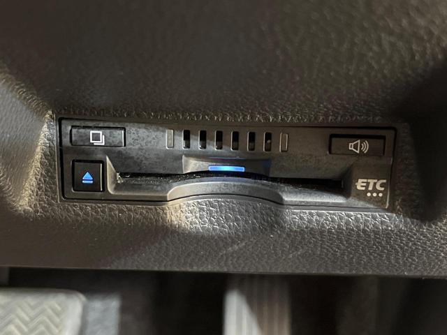 ヤリスクロス ハイブリッドＸ　４ＷＤ　純正ナビ　１００Ｖ電源　衝突被害軽減システム　レーダークルーズ　禁煙車　コーナーセンサー　スマートキー　ＬＥＤヘッド　ビルトインＥＴＣ　オートハイビーム　車線逸脱警報　オートエアコン（8枚目）