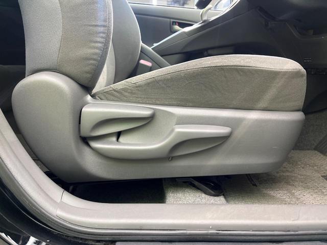プリウス Ｓ　メーカー純正ナビ　バックカメラ　禁煙車　スマートキー　ビルトインＥＴＣ　純正１５インチアルミ　パークアシスト　オートライト　オートエアコン　ＣＤ　ＤＶＤ再生　フルセグ　横滑り防止装置（8枚目）