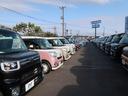 ズラッと並んだ展示車と大きな「N」の看板が目印です!