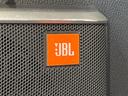 【JBLサウンドシステム】メーカーオプションの高品位サウンドシステムを搭載。専用のチューニングが施された大小様々なスピーカーから良質なサウンドが奏でられ、臨場感あふれる音響空間を演出します。