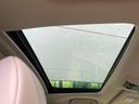 【サンルーフ】開放感たっぷりの希少装備、サンルーフが装着されています!車内に明かりを取り入れたり景色を楽しむ以外にも、車内の空気も簡単に換気できて快適です!