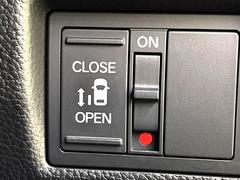 【パワースライドドア】スマートキーや運転席のスイッチでスライドドアの開閉が可能♪電動だから力を入れてドアを開ける必要が無く、小さいお子様でも、重い荷物を持っている時もラクに開け閉めできます♪ 4