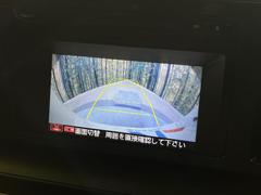 【バックカメラ】駐車時に後方がリアルタイム映像で確認できます。大型商業施設や立体駐車場での駐車時や、夜間のバック時に大活躍！運転スキルに関わらず、今や必須となった装備のひとつです！ 4