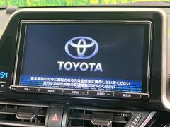 【純正９型ナビ】人気の純正ナビを装備。オーディオ機能も充実しており、Ｂｌｕｅｔｏｏｔｈ接続すればお持ちのスマホやＭＰ３プレイヤーの音楽を再生可能！毎日の運転がさらに楽しくなります！！ 3