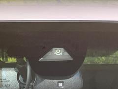 【ホンダセンシング】走行中に前方の車両等を認識し、衝突しそうな時は警報とブレーキで衝突回避と被害軽減をアシスト。より安全にドライブをお楽しみいただけます。 3