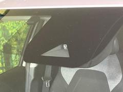 【エマージェンシーブレーキ】走行中に前方の車両等を認識し、衝突しそうな時は警報とブレーキで衝突回避と被害軽減をアシスト。より安全にドライブをお楽しみいただけます。 3