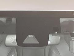 【トヨタセーフティセンス】走行中に前方の車両等を認識し、衝突しそうな時は警報とブレーキで衝突回避と被害軽減をアシスト。より安全にドライブをお楽しみいただけます。 3