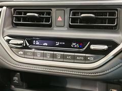【オートエアコン】一度お好みの温度に設定すれば、車内の温度を検知し風量や温度を自動で調整。暑い…寒い…と何度もスイッチ操作をする必要はありません。快適な車内空間には必須の機能ですね♪ 6