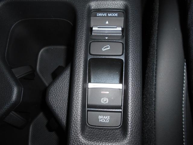 スイッチ操作ひとつでパーキングブレーキをオン／オフできる電子制御パーキングブレーキです。ブレーキホールド機能で発進時にアクセルを踏めば、自動的に解除されます。