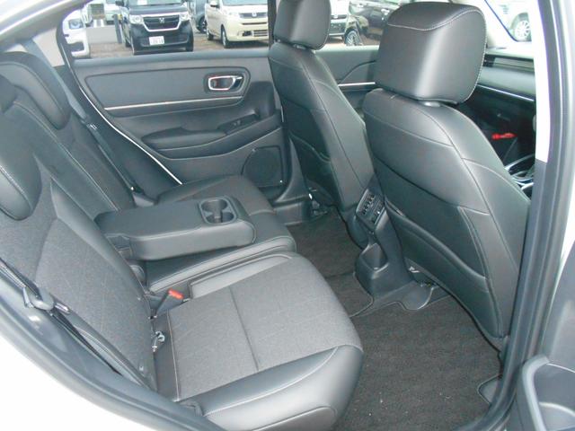 ２列目シートはキャプテンシートです。アームレストも付いています。